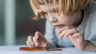 Sabe quanto tempo devem as crianças passar em frente a ecrãs? E quantas horas devem dormir?