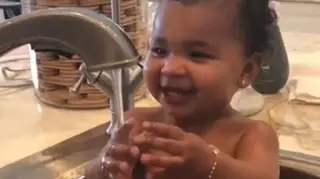 Kris Jenner mostra momento de brincadeira com a neta... no lava-loiça