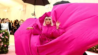 Extravagante, Lady Gaga surpreende com quatro looks e torna-se o centro das atenções na MET gala