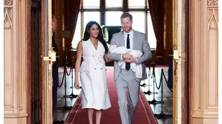 Divulgada foto inédita do momento em que a rainha Isabel II conhece o filho de Harry e Meghan Markle