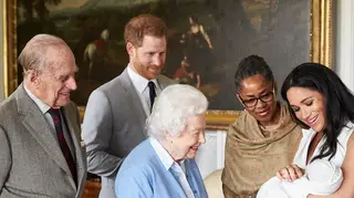 As mensagens que esconde a fotografia inédita de Isabel II com o filho de Harry e Meghan