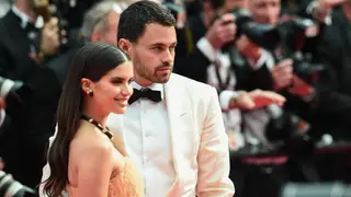 Sara Sampaio deslumbra em Cannes e troca beijo apaixonado com o namorado na passadeira vermelha