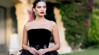 Sara Sampaio deslumbra novamente em Cannes em modo cisne negro