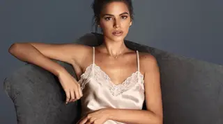 Em lingerie e pose invulgar, Bruna Marquezine é a nova capa da Vogue Portugal