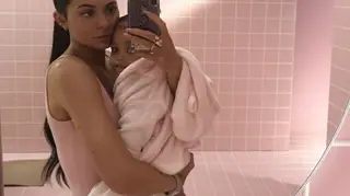 Kylie Jenner revela que passou o dia no hospital com a filha: "Deus abençoe todas as mães com os bebés doentes"
