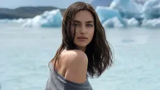 Indiferente a rumores de separação, Irina Shayk exibe boa forma física em fato de banho