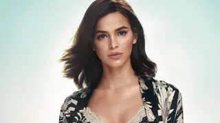 Bruna Marquezine dá que falar ao aparecer de robe de seda em evento