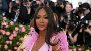 Aos 49 anos, Naomi Campbell posa completamente nua em pleno deserto