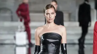 Após separação, Irina Shayk regressa às 'passerelles' e arrasa