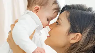 Andreia Rodrigues mostra que a filha já come sozinha