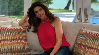 Criticada por posar nua aos 53 anos, Cindy Crawford responde à letra