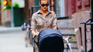Irina Shayk e a filha vestem-se de igual e são fotografadas sem Bradley Cooper num passeio por Nova Iorque