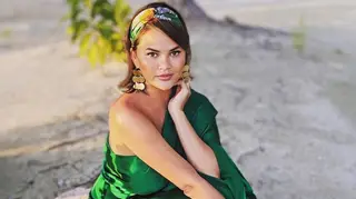Chrissy Teigen mostra foto hilariante: "quando era jovem, a maquilhagem era só para a cara"