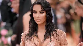Kim Kardashian concretiza sonho e ganha três capas na Vogue Japão