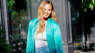Mãe de Chrissy Teigen rouba vestido à filha e pergunta: "Quem o vestiu melhor?"