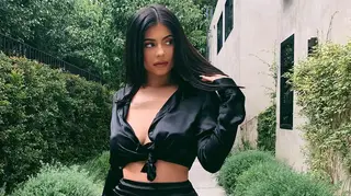 Kylie Jenner e filha de um ano usam o mesmo vestido: "Eu em versão mini"