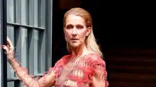 Céline Dion escolhe ‘look’ arriscado e assiste a desfile de moda sem calças