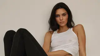 Kendall Jenner posa totalmente nua e paralisa Internet