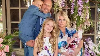 Jessica Simpson arrasada por deixar a filha de sete anos pintar o cabelo