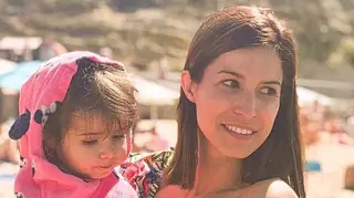 Patrícia Candoso mostra-se a amamentar a filha