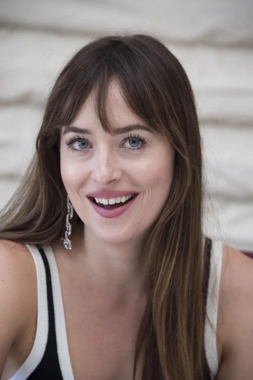 SIC Mulher | Dakota Johnson 'corrige' espaço entre os ...