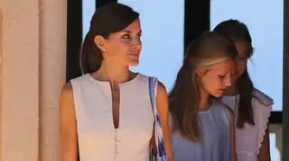 Letizia escolhe o vestido perfeito que marca a cintura por menos de 100 euros
