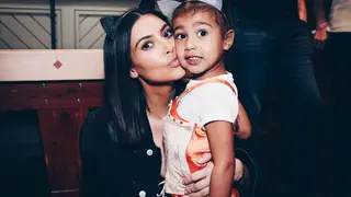 Com seis anos, filha de Kim Kardashian dá nas vistas com mala de 30 mil euros