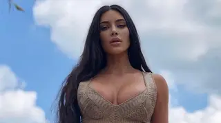 Kim Kardashian e as duas filhas usam fatos de banho metálicos iguais