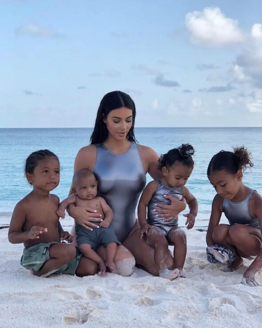 Kim Kardashian, os filhos Saint e Psalm e as filhas North e Chicago