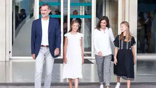 Filhas da rainha Letizia usam vestidos 'low cost' que estão a fazer sucesso