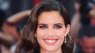 Sara Sampaio arrasa num macacão justo cintilante