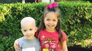 Fotografia de menina a confortar o irmão com leucemia comove internet