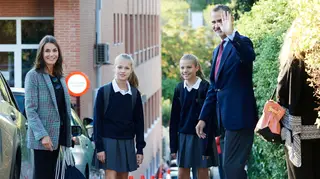 Filhas de Letizia acenam a fotógrafos no primeiro dia de aulas