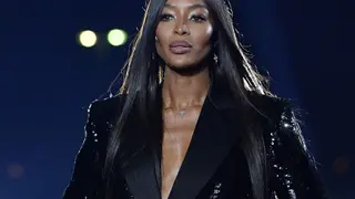 Naomi Campbell usa vestido que simula que levou um tiro e gera polémica nas redes sociais: "É nojento"