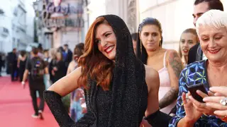 Com capuz, Inês Castel-Branco surpreende com vestido misterioso nos Globos de Ouro