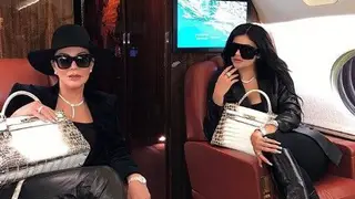 Kris e Kylie Jenner posam com malas iguais em avião privado