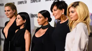 Kim e Khloé Kardashian arrasaram o visual da mãe usado na MET Gala