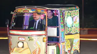 A bordo de tuk tuk, Kate Middleton deslumbra com vestido de lantejoulas