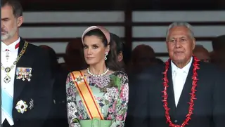 O 'look' excêntrico de Letizia no Japão: 175 mil euros em joias, um penteado revolucionário e muita cor