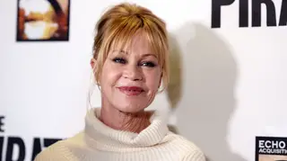 Aos 62 anos, Melanie Griffith exibe impressionante forma física em 'lingerie'