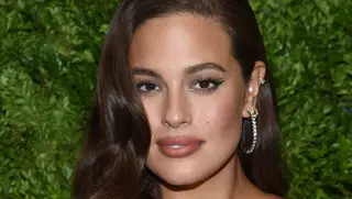 Ashley Graham troca fralda do filho no chão de um local inusitado e recebe duras críticas: "Não faz nenhum sentido"