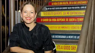 Paula Lobo Antunes exibe barriga de grávida em biquíni