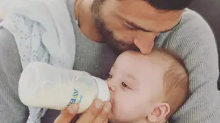 Diogo Amaral dá banho a Oliver e brinca com a situação nas redes sociais: "Nudes"