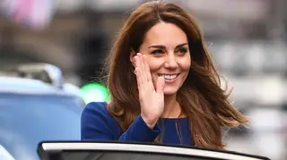 Kate Middleton usa brincos de safira que pertenciam a Diana
