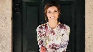 Chuva não impede filha de Andreia Rodrigues de brincar ao ar livre… e com muito estilo!