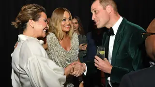 Príncipe William arrisca no look e surge de fato verde de veludo