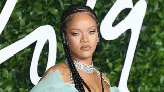 Sem maquilhagem e com imperfeições, Rihanna partilha a sua primeira foto do ano