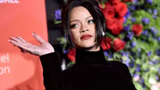 Fã oferece-se para espremer borbulha de Rihanna e cantora responde