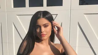 Kylie Jenner mostra estrias e fãs aplaudem: "Agora sinto-me normal"