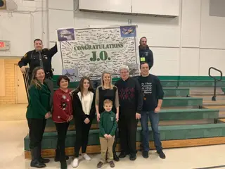 A escola inteira assinou um poster pra celebrar a batalha de J.O.